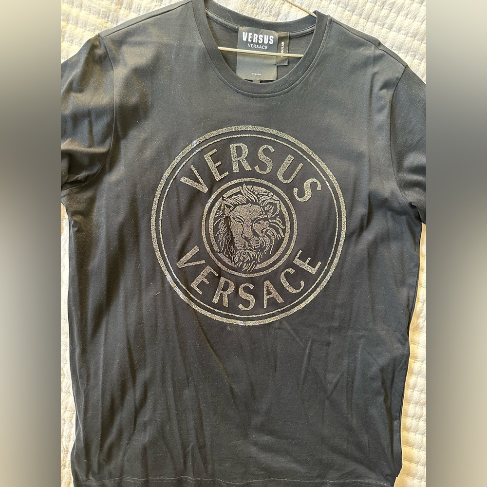 Authentic Large Versus men’s tee